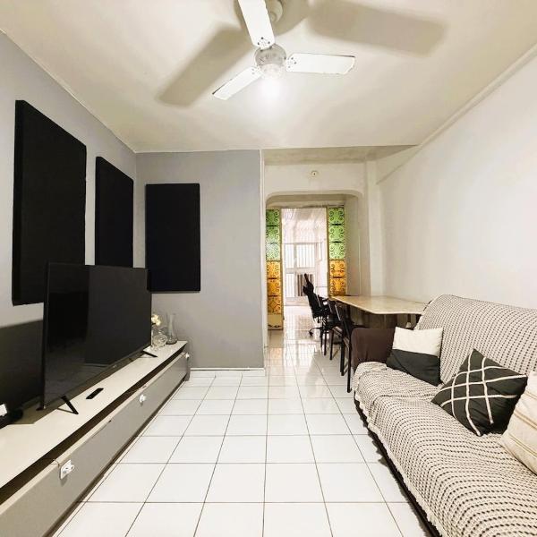 Apartamento Espaçoso no Posto 6 de Copacabana