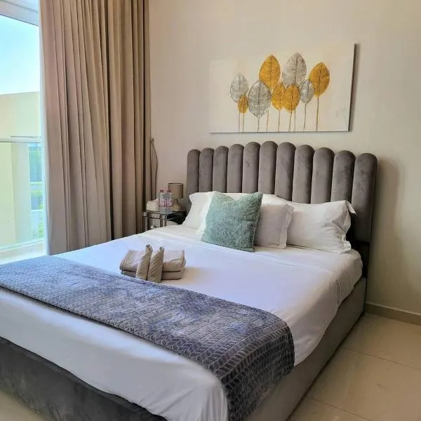 Damac Hills 2 Villa Pool Front + Waterpark Access, hotelli kohteessa ‘Ūd al Bayḑāʼ