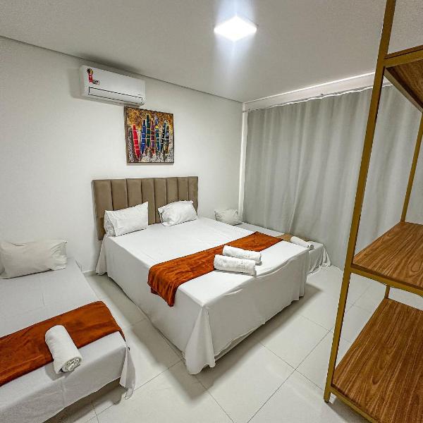 Apê pavimento superior com 3 quartos com ar condicionado, varanda e suite com vista para a piscina e internet privativa, a poucos metros da Praia de Taperapuã. Residencial Jardins de Taperapuã, condomínio com piscina, 2 vagas de garagem e área gourmet - Foto 2