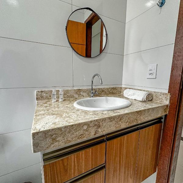 Apê pavimento superior com 3 quartos com ar condicionado, varanda e suite com vista para a piscina e internet privativa, a poucos metros da Praia de Taperapuã. Residencial Jardins de Taperapuã, condomínio com piscina, 2 vagas de garagem e área gourmet - Foto 3