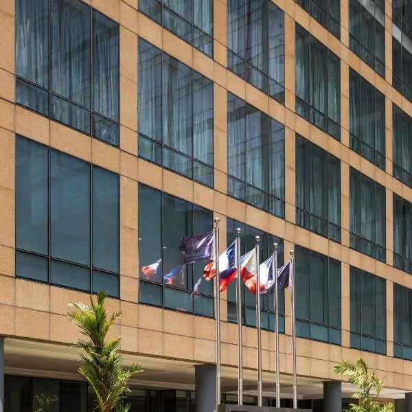 Raffles Makati, hôtel à Manille
