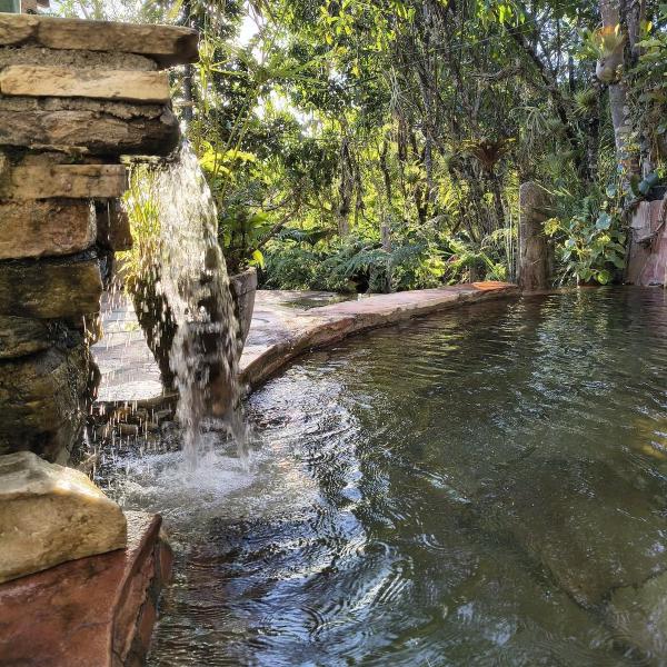 Chalé com Piscina natural de pedra e água corrente