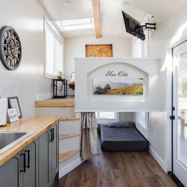 Zion Adventure Tiny Home, Cozy Fireplace & Deck, hotel v destinaci Apple Valley