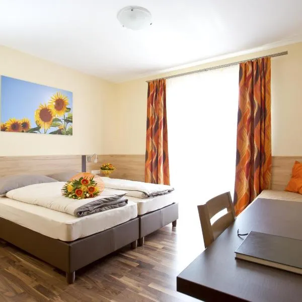 Pension Einsiedl, hotel v destinaci Ottenschlag