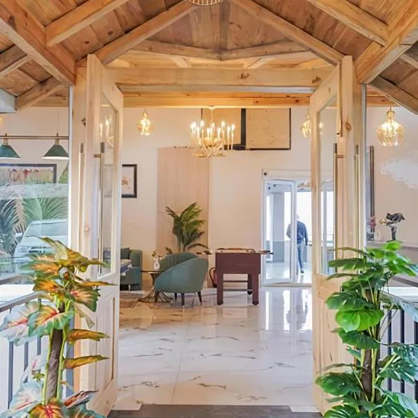 The Uptown Kingdom Luxury Homestay Near By Mukteshwar Temple, ξενοδοχείο σε Mukteswar
