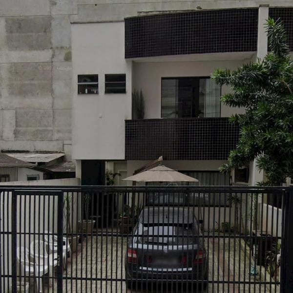 Sobrado 3 quartos - 1 Suite - 3 Banheiros - 2 vagas - Quintal atrás - 300m da Praia