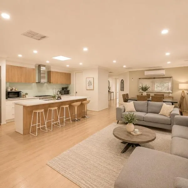 Spacious and stylish house, close to Metro, fully AC, hotel v destinácii Williams Landing