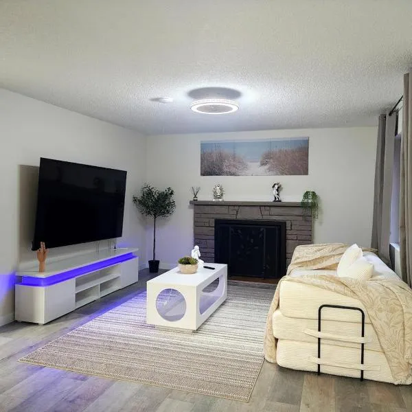 Renovated 2BR Home, Private Patio, Sleeps 4, hotel a Renton