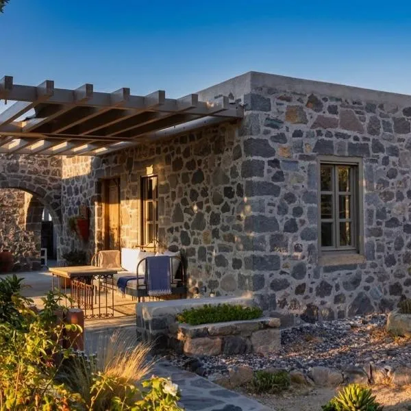 Pavlaina Complex of Traditional Residences in Nisyros. Enjoy the garden and the Sea View، فندق في Emporeiós