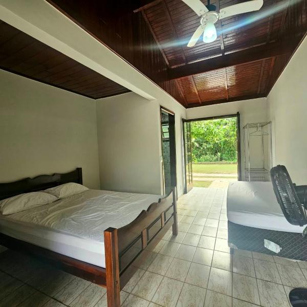 Casa Enorme em condominio, 4 suites, piscina com cascata, cozinha gourmet com churrasueira e fundo com pier no rio para práticas aquaticas - Foto 2