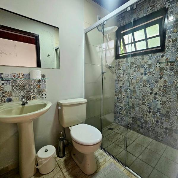 Casa Enorme em condominio, 4 suites, piscina com cascata, cozinha gourmet com churrasueira e fundo com pier no rio para práticas aquaticas - Foto 3