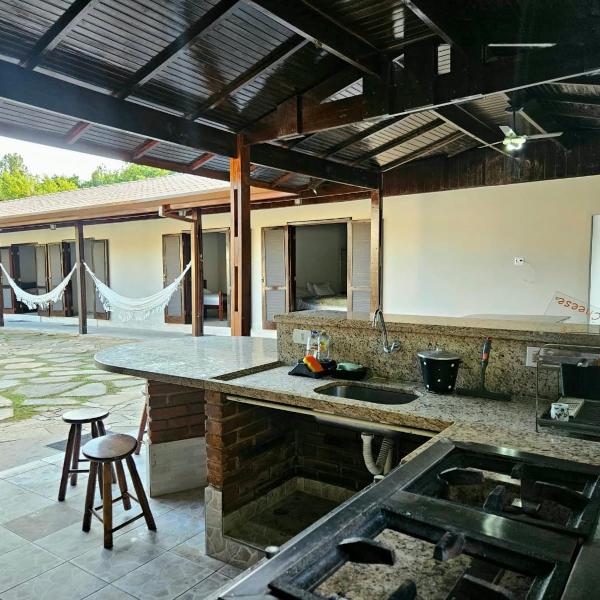 Casa Enorme em condominio, 4 suites, piscina com cascata, cozinha gourmet com churrasueira e fundo com pier no rio para práticas aquaticas - Foto 5