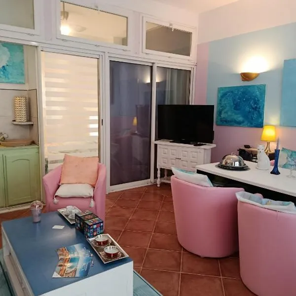 HARMONIA CHAMBRE SALLE DE BAIN TOILETTES reservés exclusivement aux voyageurs DANS 2 PIECES ATYPIQUE ORIGINAL 40 m2 200 m mer plages Promenade des Anglais, hotel em Nice