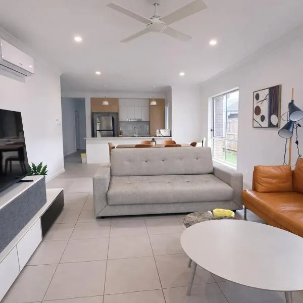Modern 4-Bedroom Family Home in Park Ridge - Parking Included, hotel em Park Ridge