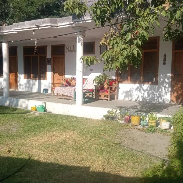 Azeem's Homestay, ξενοδοχείο στο Τσιτράλ