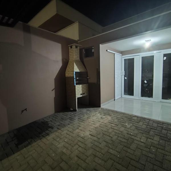 Casa nova, garagem com portão eletrônico, tudo privativo! 4 ar em 4 quartos! Lave roupa e Cozinhe! Churrasqueira, geladeira, tv, wi-fi, com entrada autônoma e fácil, receberá senha do Projeto Suítes