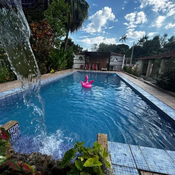 Chacara c piscina ampla em Pedro de toledo, ξενοδοχείο σε Pedro de Toledo