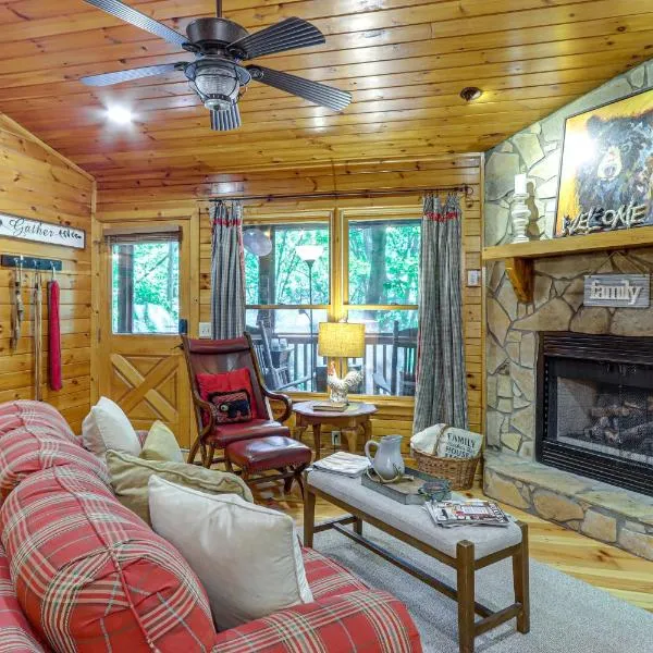 Peaceful Blue Ridge Cabin w/ Decks & Fire Pit、ブルーリッジのホテル