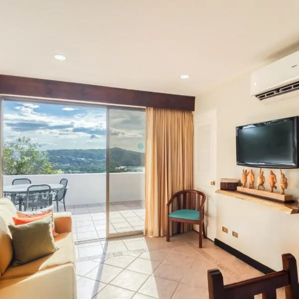 Playa Hermosa Resort Villa w/ Ocean Views & Pool!, hotelli kohteessa Playa Hermosa