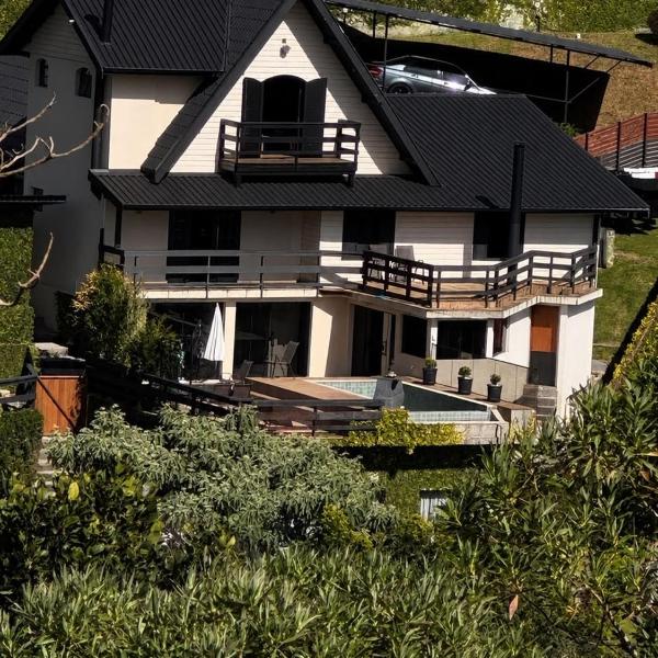 Chalet in Capivari with bathtub, fireplace and barbecue grill
