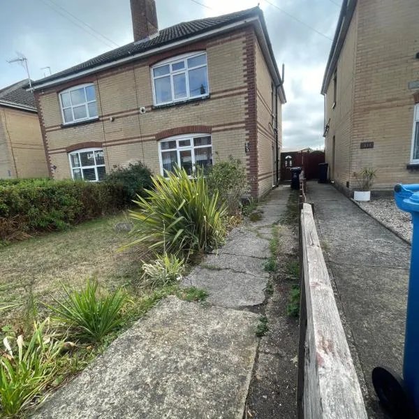 House in Bournemouth and Poole with free private parking for 4 cars, Hotel in Bournemouth
