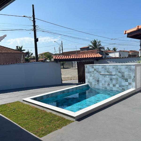 Casa com piscina e churrasqueira em Peruíbe