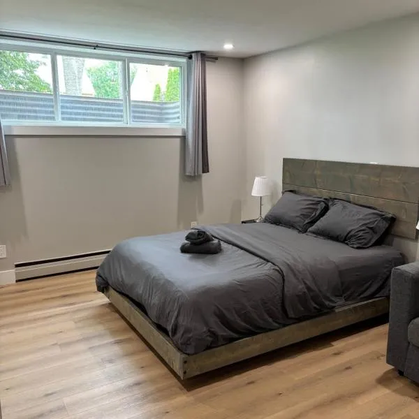 ENTIRE 2 BEDROOM APARTMENT UPTOWN WATERLOO - e1, khách sạn ở Waterloo