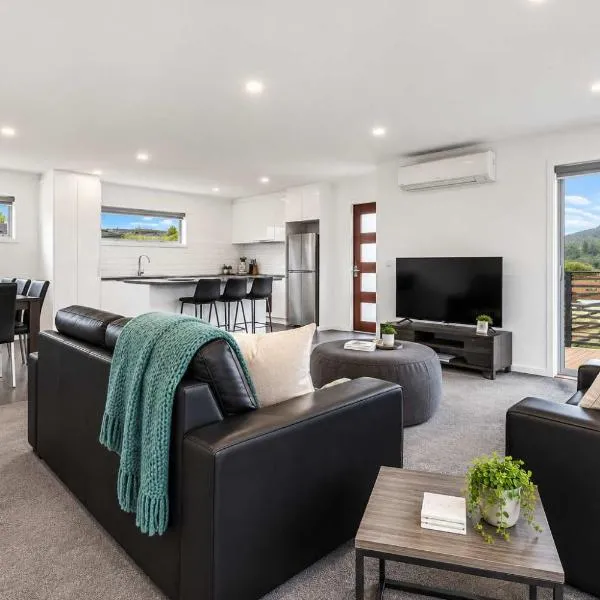 The Villa at 165 Contemporary apartment, hotel em Warrane