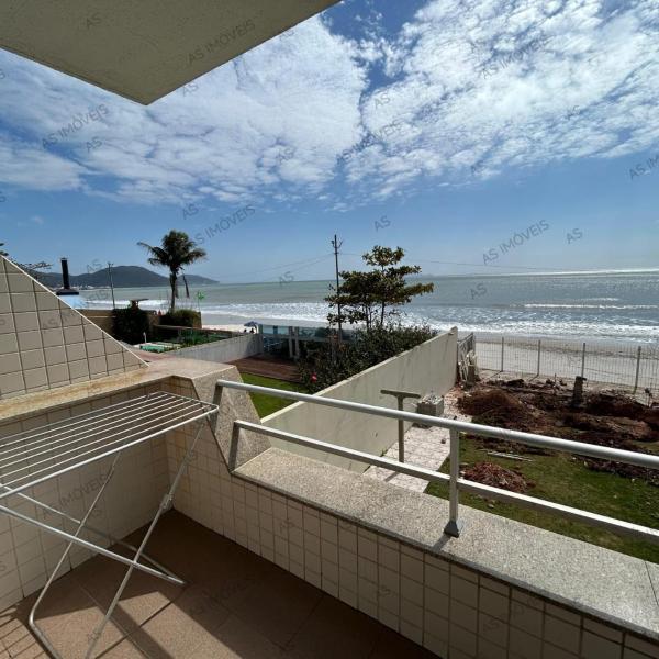 Apartamento dois quartos frente à praia