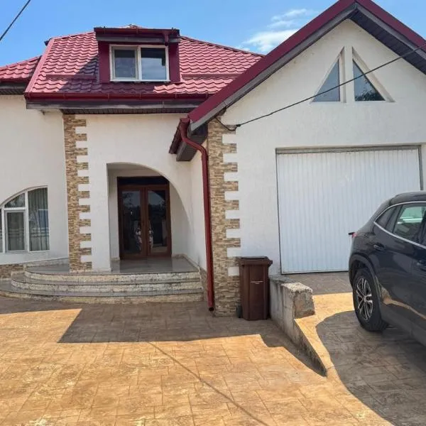 Cozy and modern house, מלון בUdeni-Zăvoi