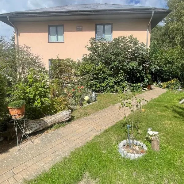Gästezimmer Ferienwohnung VILLA ALEXA, mit Wallbox, hotel en Woltersdorf