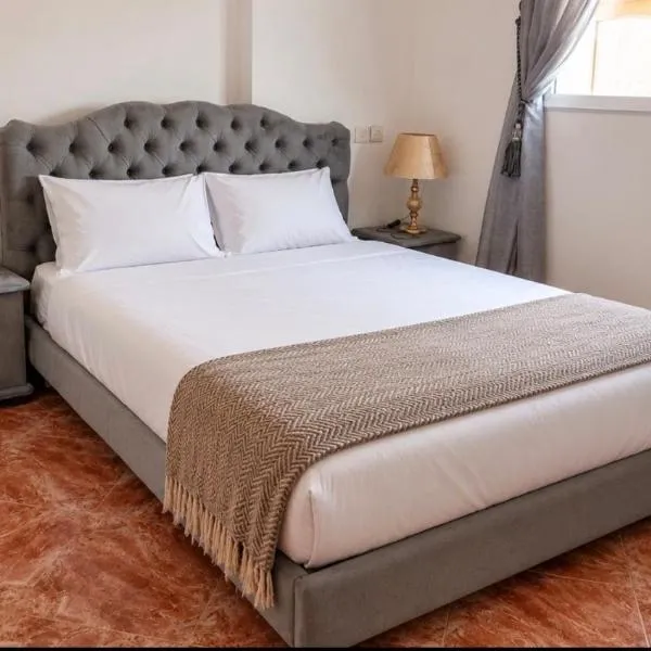 Fez Airport Spacious 3-Bedroom Family Apartment - Free Parking, hotel Fezben