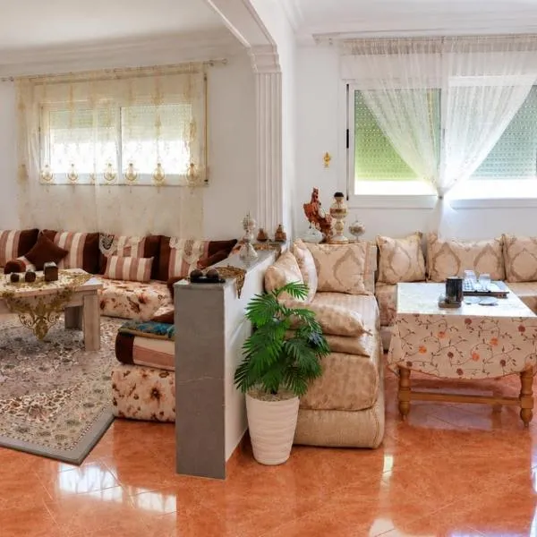 Family 3BR Apartment 3 Min to Fez Airport Free Parking, hotel em Fez