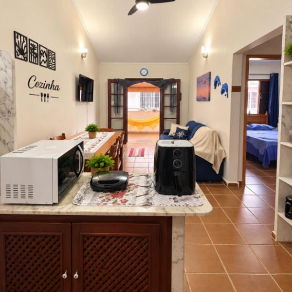 Casa de Praia 02 quartos Com 02 camas de Casal cada um - proximo a Praia Martim de Sa-700 metros -estacionamento para 02 veículos com cameras- A casa é totalmente INDEPENDENTE- nao conjugada- Com 04 camas -Churrasqueira - Roupa de cama -Ventiladores-Wi-fi
