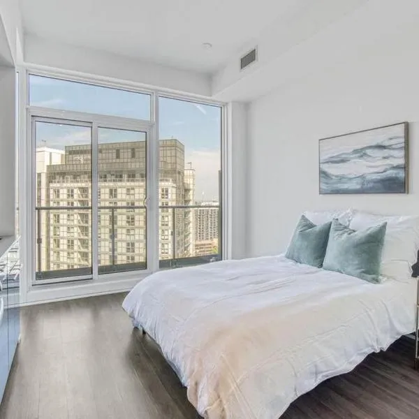Bright Downtown Studio, Private Balcony & Views, hotel di Toronto
