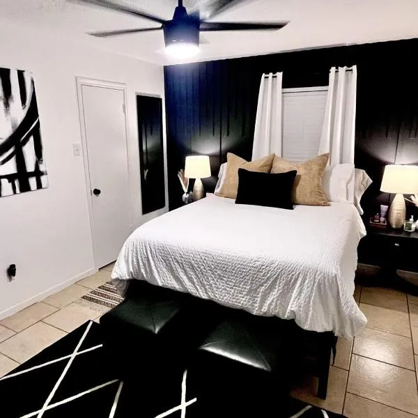 Pristine Full Sized Montrose Apartment Half Block to Menil Museum, hotell i Houston