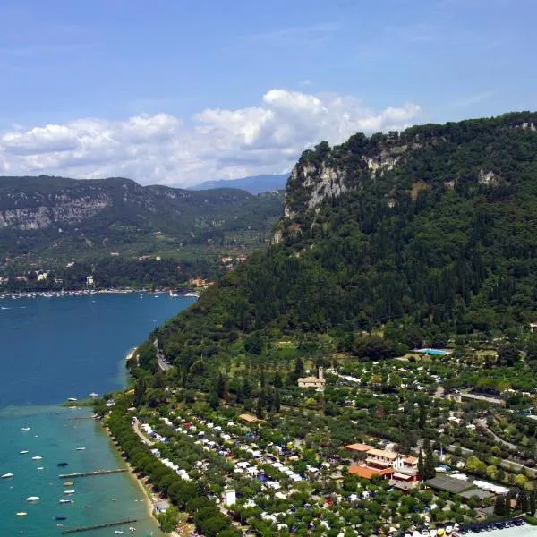 La Rocca Camping Village, hotel v destinaci Bardolino