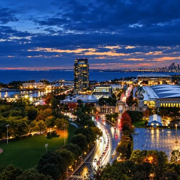Skyline & Lake Views - Luxury Downtown Suite - Pool - GYM - Hot Tub, hotel em Toronto