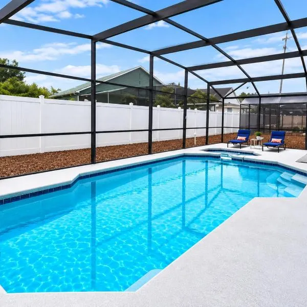 Spacious 2 en-suite BR, pool & spa retreat, hotel a Davenport