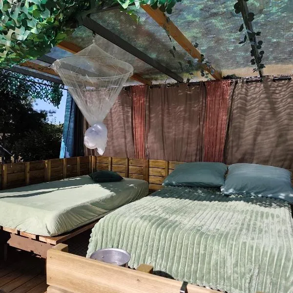 Pergola Les pieds dans l'eau – hotel w mieście Fleurville
