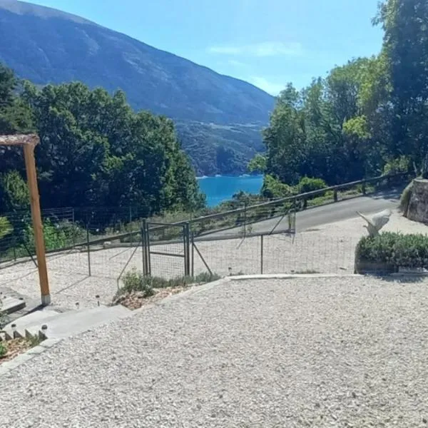 Gite pour 2 Vue Lac et Montagnes Treffort 38 grand parking privé, hotel em Treffort