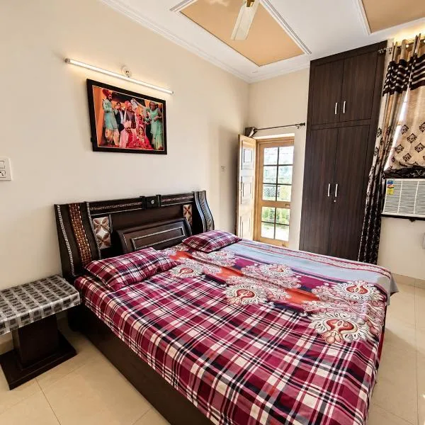 Peaceful Park-View 2BHK Apartment With Balcony - On Kalka-Simla Highway, ξενοδοχείο σε Kalka