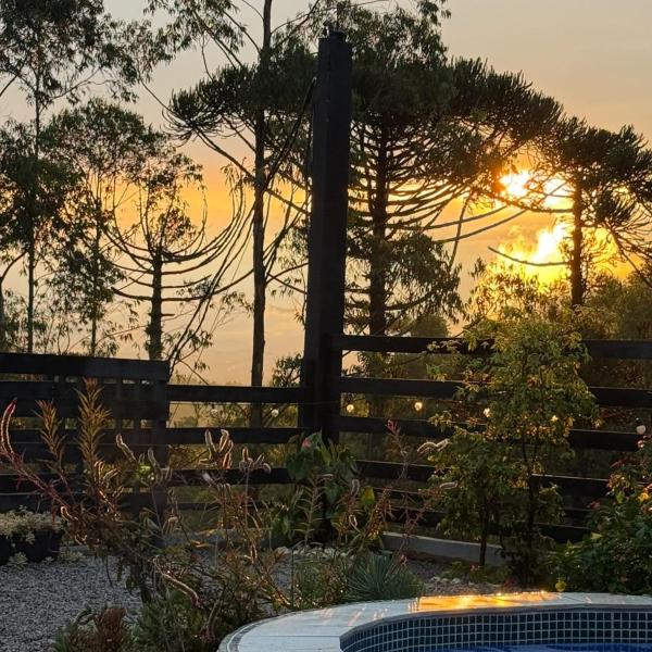 Casa com piscina aquecida, estilosa e privativa