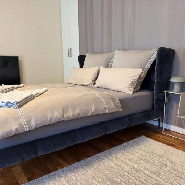 30 min from Munich & S-Bahn apartment with garden, hotel em Gauting