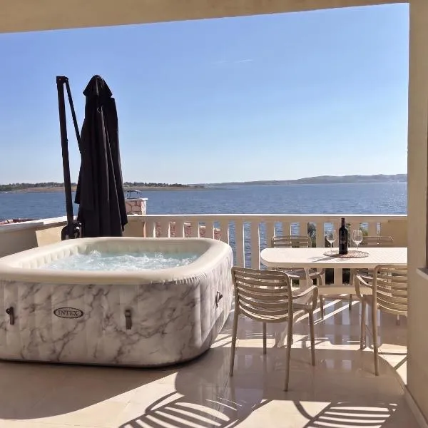 Luxury Beachfront Apartment - Villa Bregeš, хотел в Повляна