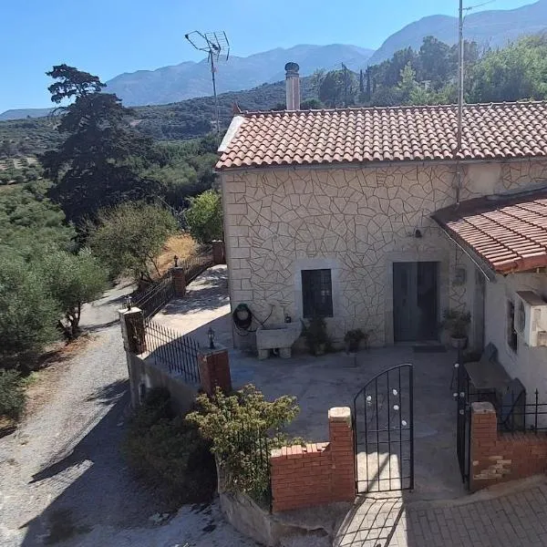 IRENE'S village home, hotel sa Loutrákion