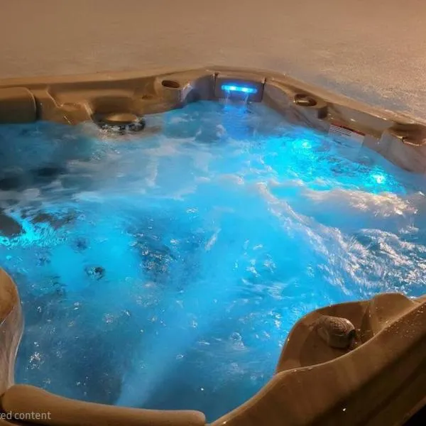 Poconos Retreat 5 Min to Shawnee Hot Tub and Game Room, hotel di East Stroudsburg