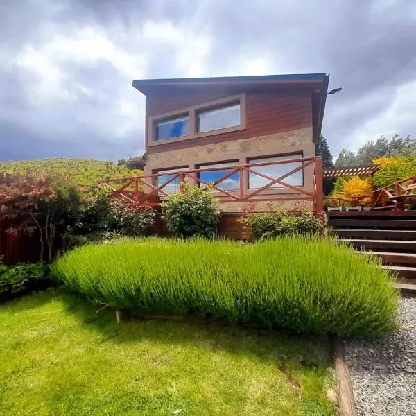 Cabaña frente al lago Huechulafquen y volcán Lanín، فندق في جونين دي لوس أنديس