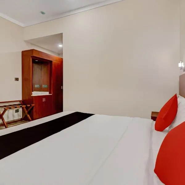 Super Townhouse Kizhakkambalam Tourist Home, hotel in Cochin