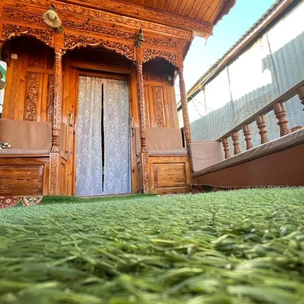 MOSSESS The Floating Resort, hotell sihtkohas Srinagar